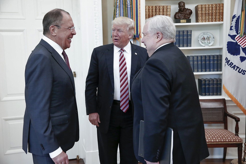 O presidente americano recebe o ministro russo de Relações Exteriores Sergei Lavrov e o embaixador russo Sergei Kislyak no dia 10 de maio na Casa Branca, em Washington  (Foto: Russian Foreign Ministry Photo via AP)