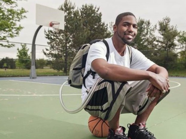 Stan Larkin na quadra de basquete, com o coração artificial e o Freedom Driver em uma mochila (Foto: Universidade de Michigan/Divulgação)