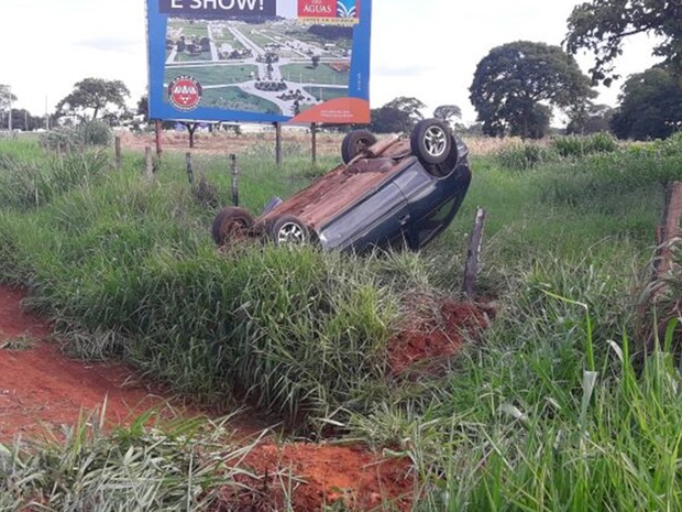 Marido de gestante conduzia carro roubado, que capotou às margens da GO-070, em Goiás (Foto: Divulgação/PM)