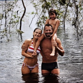 Malvino Salvador e Kyra Gracie com Sofia, filha mais velha do ator, em Manaus (Foto: Instagram/ Reprodução)