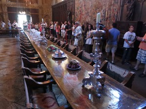 Turistas visitam sala de jantar do castelo de Hearst (Foto: Jim MacMillan/AP)