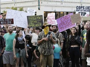Moradores de Olympia protestam após policial atirar em irmãos negros. (Foto: Rachel La Corte / AP Photo)