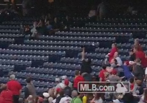 Antes de Kucharick segurar a bola, um outro torcedor chega a saltar na tentativa de agarrá-la (Foto: Reprodução/YouTube/MLB)