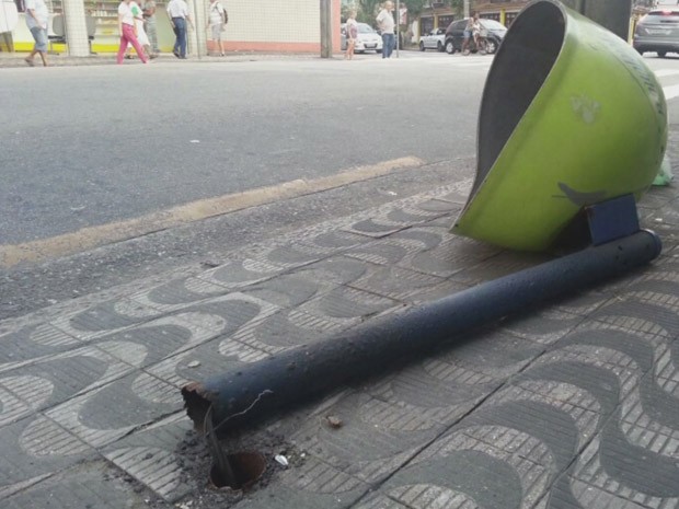 Orelhão quebrado está jogado em rua de Santos, SP (Foto: Reprodução/TV Tribuna)