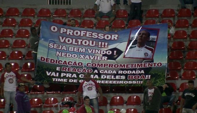 Torcida homenageia Nedo Xavier na volta ao comando do Boa Esporte: "O professor voltou" (Foto: Reprodução EPTV)