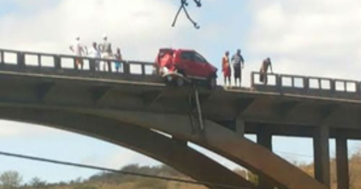 G Carro Fica Pendurado Em Ponte Ap S Acidente Tr S Caminh Es Na