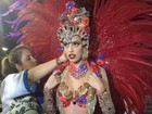 Agatha Moreira exibe barriga sequinha em desfile da Vila Isabel