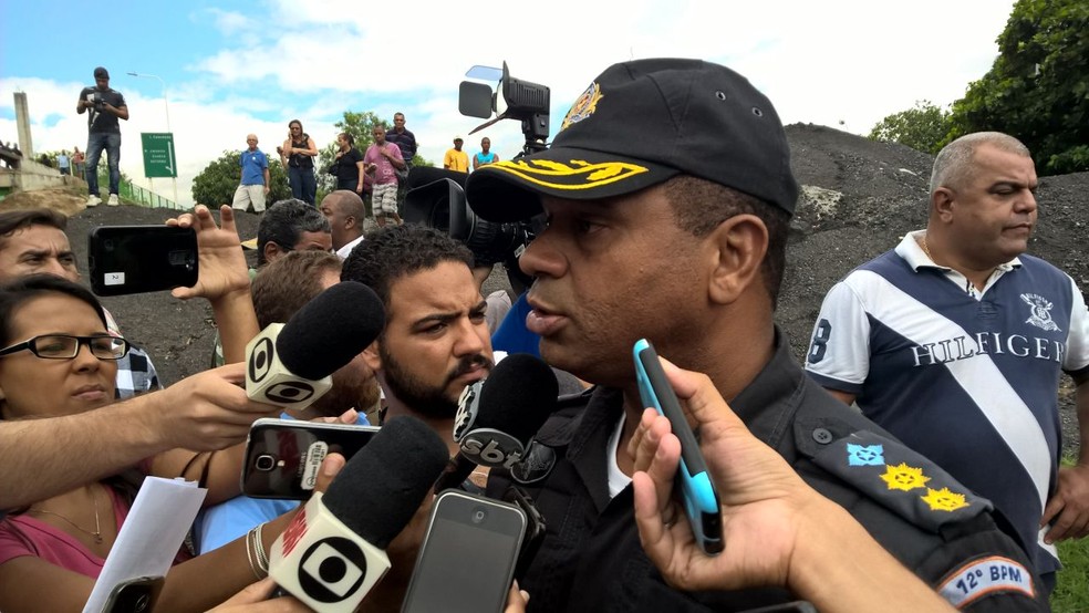 Tenente Coronel Marçal, subcomandante de operações do 12 BPM, acredita que criminoso usava uma réplica da arma (Foto: Carlos Brito / G1)