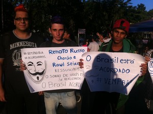 Manifestantes citam ídolos da música em cartazes (Foto: Tássia Thum/G1)
