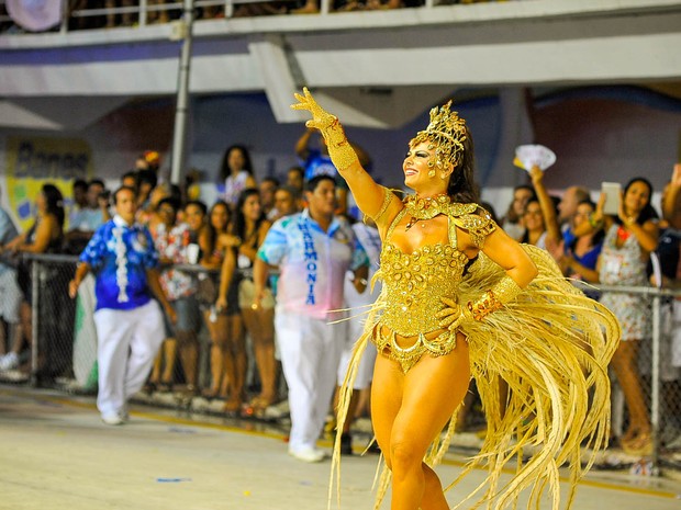 Rainha das rainhas de carnaval, Viviane Araújo, deu show pela Boa Vista, em Vitória. (Foto: Weliton Aiolfi/ G1)