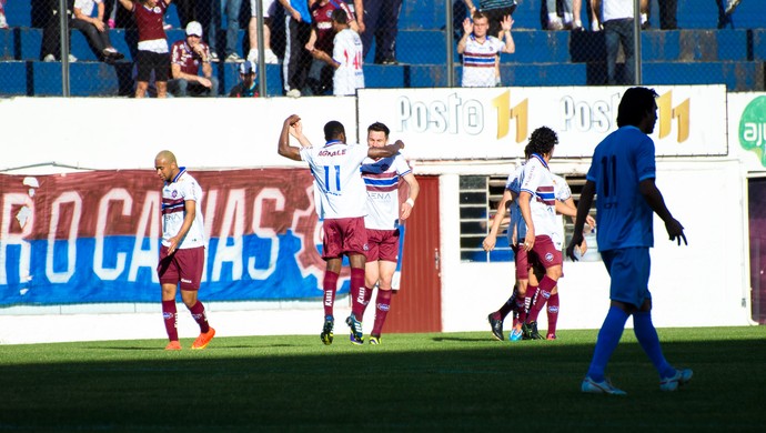 Jogadores do Caxias comemoram gol da vitória sobre o Macaé no estádio Centenário (Foto: Geremias Orlandi/SER Caxias)