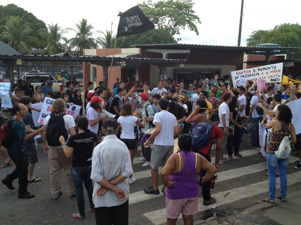 Protestantes invadiram o Terminal de Integração do Varadouro, em João Pessoa (Foto: Walter Paparazzo/G1)
