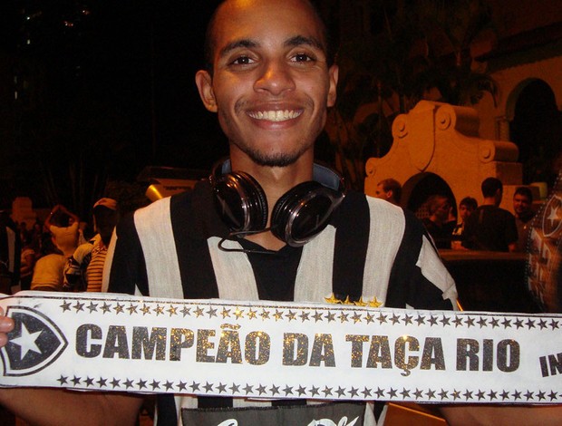 torceodr do botafogo com a faixa de campeão da taça rio (Foto: Janir Júnior / Globoesporte.com)