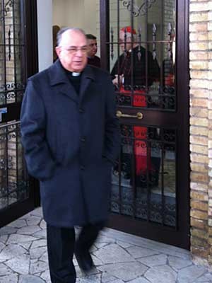 Dom Raymundo Damasceno deixa o Colégio Pio Brasileiro (Foto: Fernanda Kalena / Especial para o G1) Dom Raymundo Damasceno deixa o Colégio Pio Brasileiro (Foto: Fernanda Kalena / Especial para o G1)