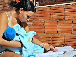 jovem que deu à luz Enem faz nova prova (Foto: Tatiane Queiroz/ G1MS)