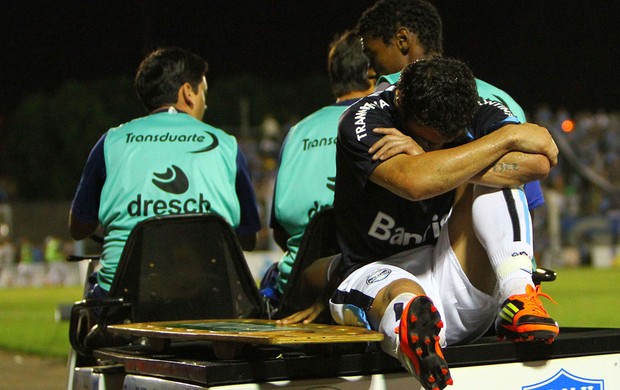 Kleber Grêmio machucado (Foto: Lucas Uebel / Ag. Estado)