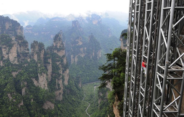 Jean-Michel Casanova escalou o maior 'elevador panorâmico do mundo' (Foto: China Daily/Reuters)