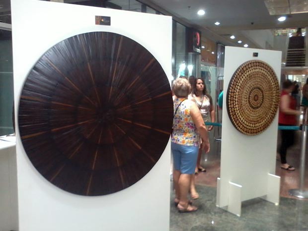 mandala madeira artesão Flávio Nogueira Carmo do Cajuru MG exposição (Foto: Valquíria Souza/G1)