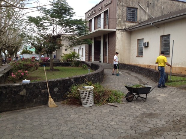 Voluntrios fizeram limpeza e reforma (Foto: Janine Limas/RBS TV)