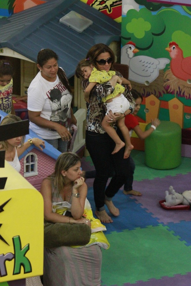 Giovanna Antonelli com as filhas em shopping do Rio (Foto: Dilson Silva / AgNews)