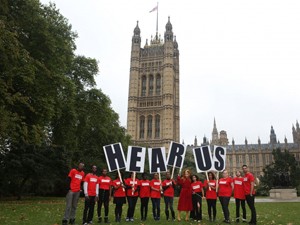 Protesto de Jovens na Frente do Parlamento Britânico (Foto: Getty Image)