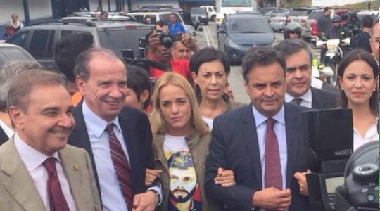 Senadores brasileiros foram recebidos em Caracas por  Lilian Tintori (centro) e María Corina Machado (de branco) (Foto: Reprodução/Twitter)