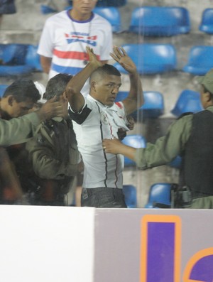 Torcedores fazem confusão após derrota do Fortaleza para Oeste (Foto: Alex Costa/ Agência Diário)