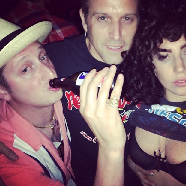 Lady Gaga exibe o sutiã ao lado de amigos (Foto: Instagram/ Reprodução)