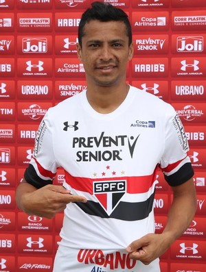 Cícero veste a camisa do São Paulo (Foto: Rubens Chiri / saopaulofc.net)