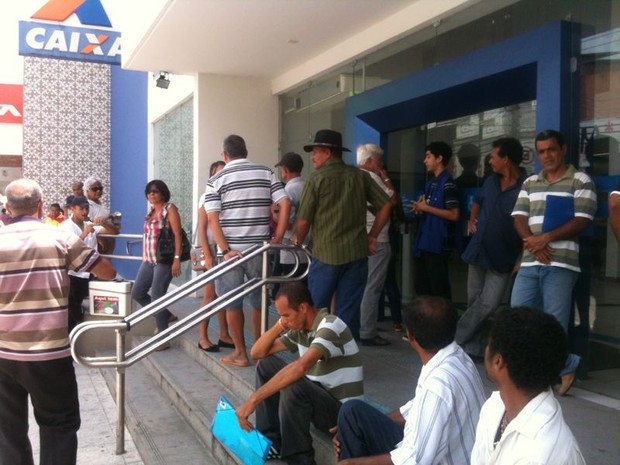 Clientes se amontoam em frente à agência da CEF no centro de Maceió. (Foto: Henrique Pereira/G1)