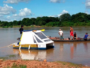 Empresários Renata e Eduardo navegaram em uma embarcação feita de garrafas pet pelo rio Parnaíba, no Piauí, e registraram fotos durante a expedição (Foto: Renata Maia e Eduardo de Carvalho/Arquivo Pessoal)