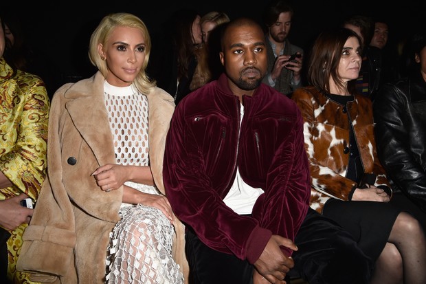 Kim Kardashian, Kanye West e Carine Roitfeld na primeira fila da Balenciaga (Foto: Getty Images)