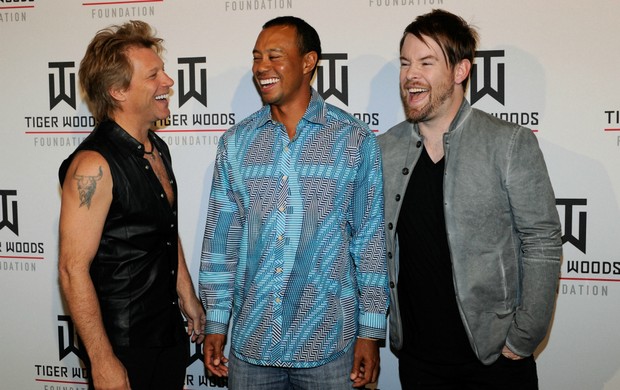 Jon Bon Jovi e David Cook com Tiger Woods no Tiger Jam (Foto: AFP) Jon Bon Jovi e David Cook com Tiger Woods no Tiger Jam (Foto: AFP)