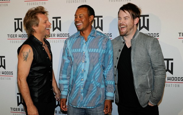 Jon Bon Jovi e David Cook com Tiger Woods no Tiger Jam (Foto: AFP)