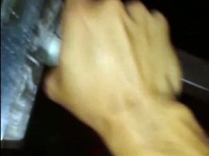 Vídeo mostra jovens com arma em punho (Foto: Divulgação/ Polícia)