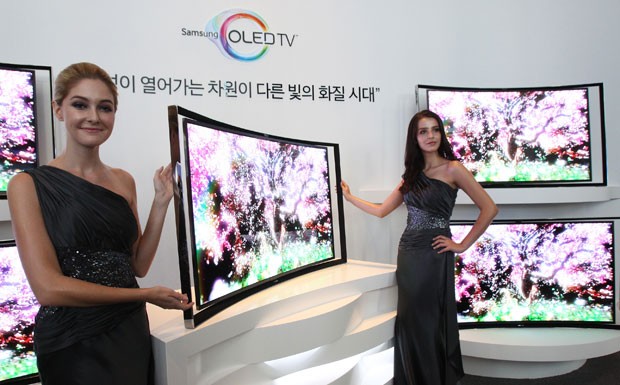 Samsung lança TV com tela curva de OLED na Coreia do Sul. O preço é de US$ 13 mil (Foto: DAhn Young-joon/AP)