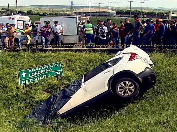 Teto do carro em que a família estava foi arrancado com o impacto da batida. (Foto: RPC TV Maringá/Reprodução)