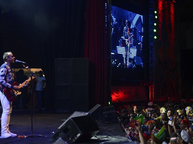 Jorge Ben Jor subiu ao palco do Chevrolet Hall cantando 'A Banda do Zé Pretinho' (Foto: Luka Santos / G1 PE)