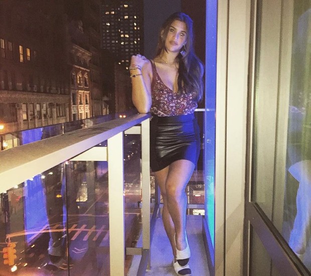 Giulia Costa exibindo seu look para a noite em Nova York (Foto: Reprodução/Instagram)