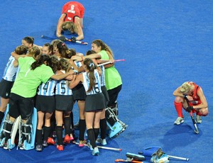 hoquei Argentina comemoram, Crista Cullen e Alex Danson choram (Foto: AFP)