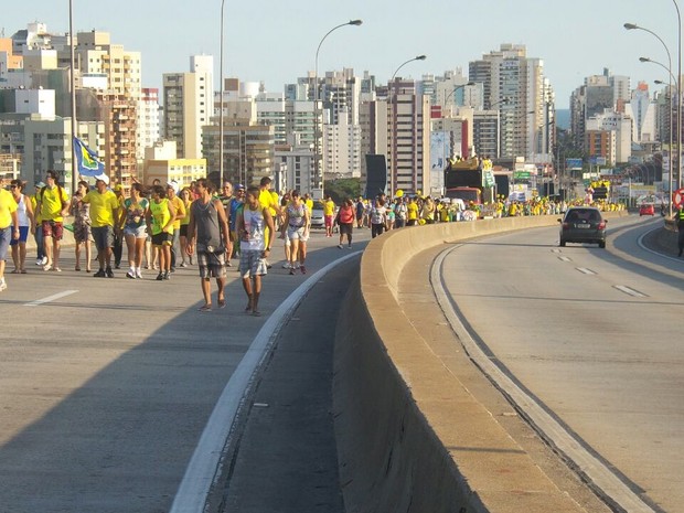 Manifestantes saÃ­ram de Vila Velha para protesto em VitÃ³ria (Foto: Leandro Nossa/ CBN)