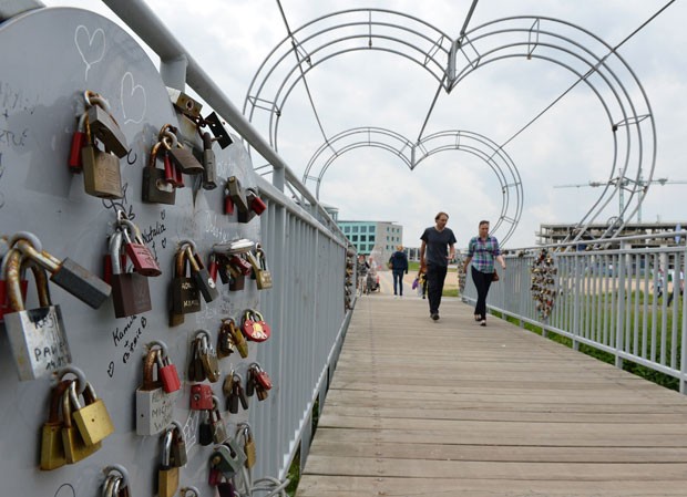 Ponte em Varsóvia foi construída especialmente para abrigar cadeados do amor de casais apaixonados (Foto: Janek Skarzynski/AFP)