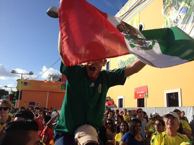 Ramses Costa veio de Natal (RN), onde os mexicanos venceram Camarões, para aguardar a partida contra a Croácia, na Arena Pernambuco (Foto: Vitor Tavares / G1)