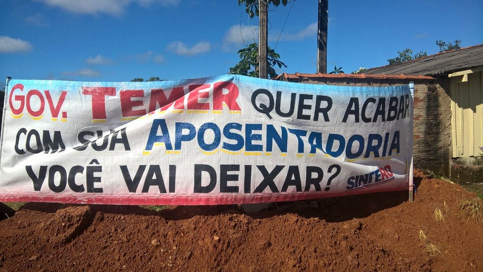 Em Cacoal, manifestantes fizeram faixas contra a proposta da reforma trabalhista do governo federal (Foto: Magda Oliveira/G1)