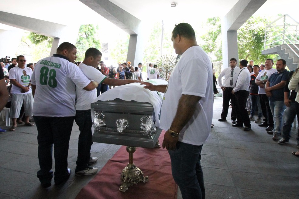 Família e amigos próximos usam capisa em homenagem ao antigo capitão da Chapecoense, Cléber Santana (Foto: Aldo Carneiro/Pernambuco Press)