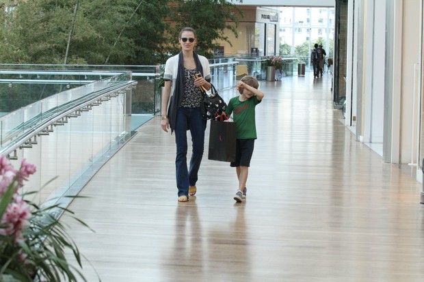 Fernanda Tavares paseia com filho  (Foto: Johnson parraguez-photorionews)