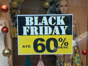 Consumidores aproveitam a Black Friday para garantir descontos (Foto: Reprodução/TV Fronteira)