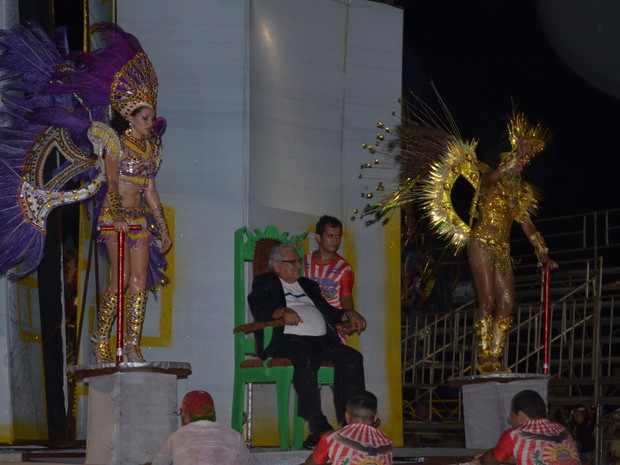 Homenageado foi como destaque em um carro alegórico (Foto: Karla Lima/G1)