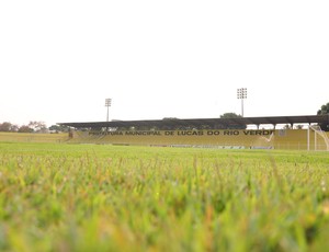 Estádio Passo das Emas é a casa do Luverdense (Foto: Leonardo Heitor/Globoesporte.com)