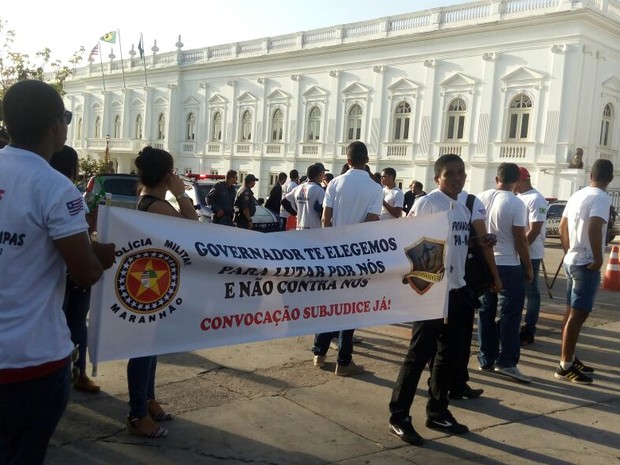 Alunos do curso de formação da PM protestam contra decisão judicial (Foto: Tatiane Viegas / Divulgação)